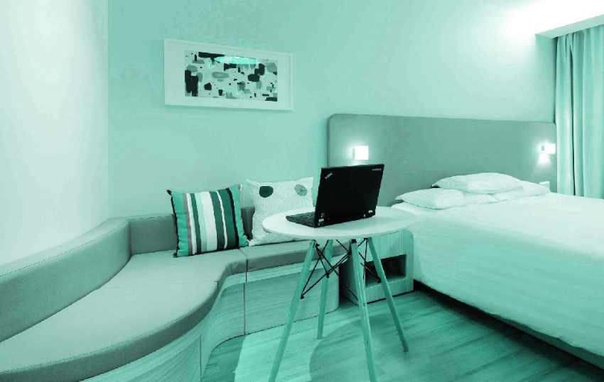 Habitación iluminada con colores